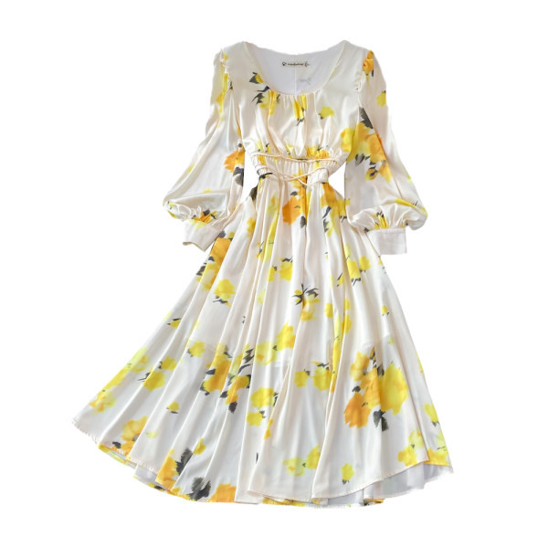 Väljalõigatud lillemustriga kevadkleit