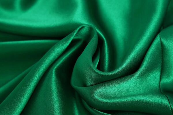 Satiinist pikk seelik kõrge vöökohaga