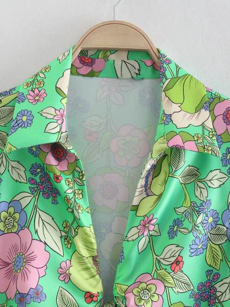 Lillemotiividega vabaaja kleit dekoltee ääres