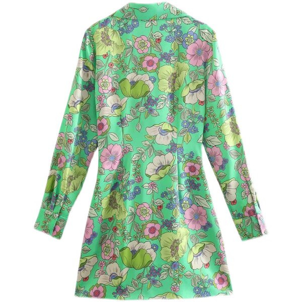 Lillemotiividega vabaaja kleit dekoltee ääres