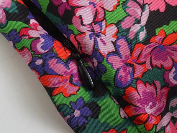 Lillemustri ja spitsikaelusega naiste kleit