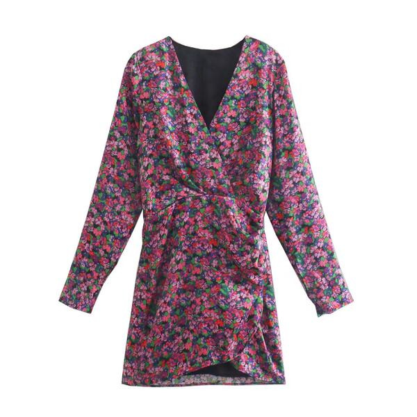 Lillemustri ja spitsikaelusega naiste kleit