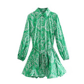 Rohelise klassikalise kaeluse ja vööga naiste kleit