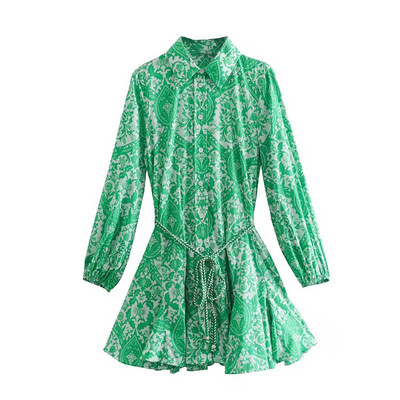 Rohelise klassikalise kaeluse ja vööga naiste kleit