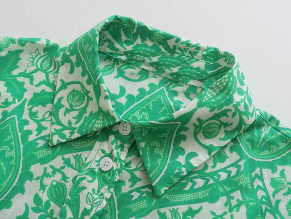 Rohelise klassikalise kaeluse ja vööga naiste kleit