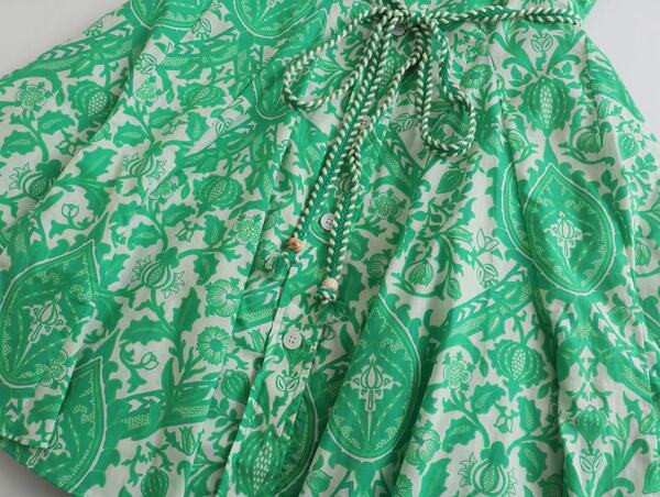 Rohelise klassikalise kaeluse ja vööga naiste kleit