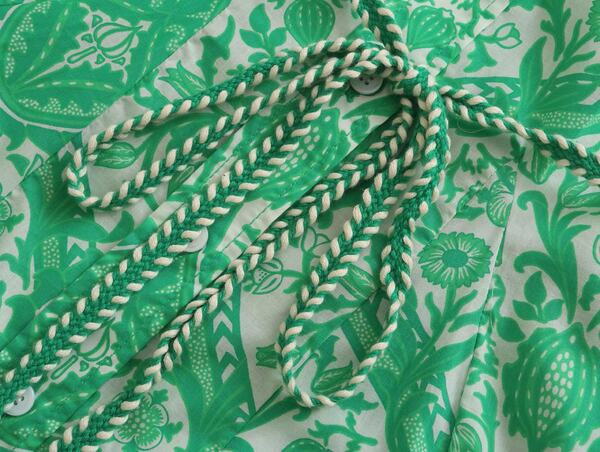 Rohelise klassikalise kaeluse ja vööga naiste kleit