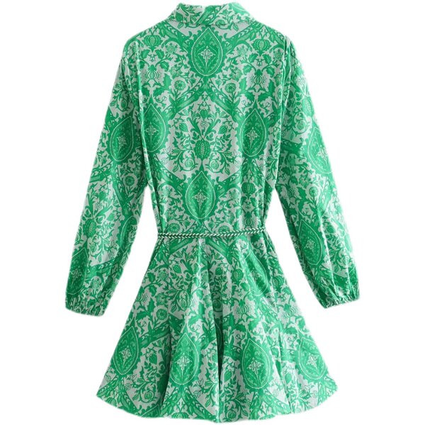 Rohelise klassikalise kaeluse ja vööga naiste kleit