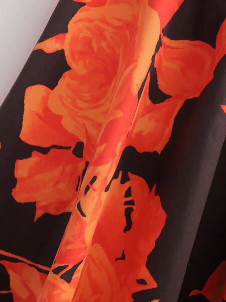 Kõrge vöökoha ja lillemotiividega väljalõigatud naiste seelik