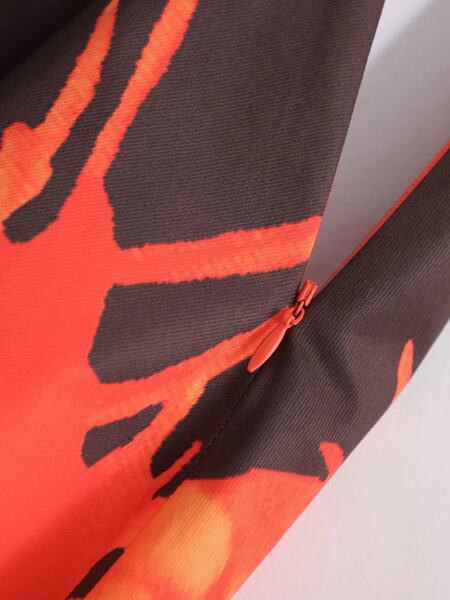 Kõrge vöökoha ja lillemotiividega väljalõigatud naiste seelik