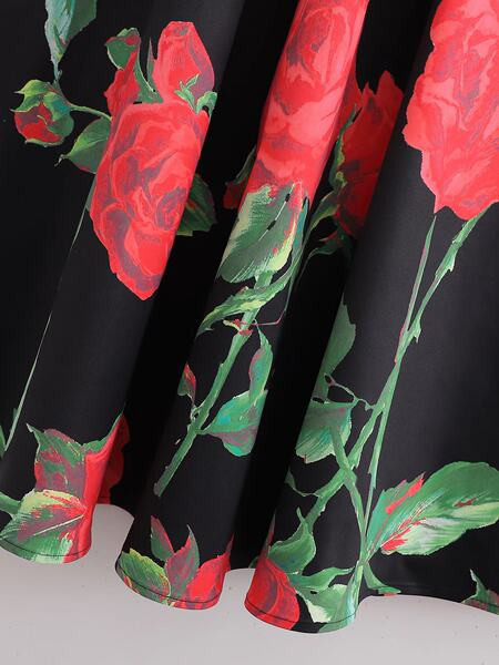 Naiste pikk seelik kõrge vöökoha ja lillelise mustriga