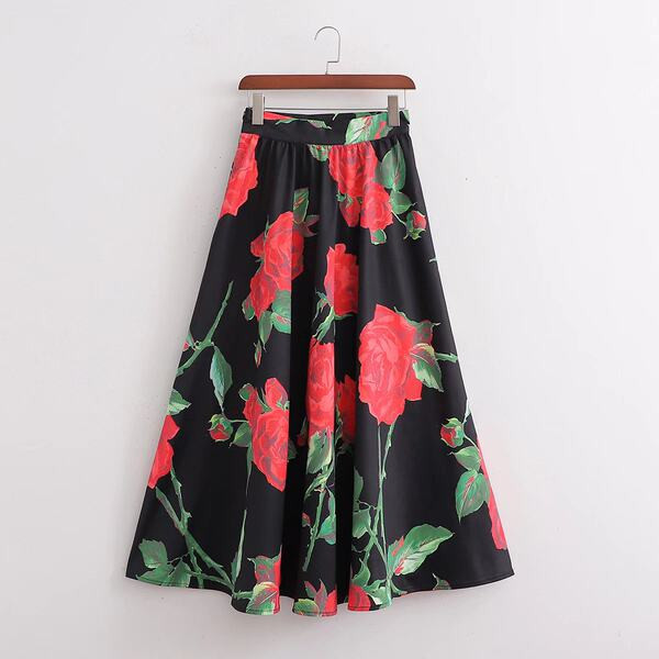 Naiste pikk seelik kõrge vöökoha ja lillelise mustriga