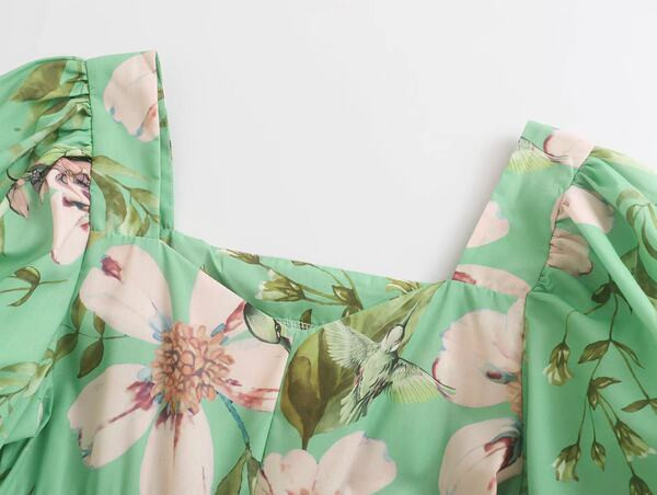 Moodne lillelise parempoolse lõikemustriga naiste kleit