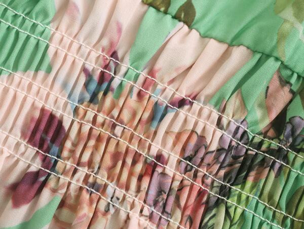 Moodne lillelise parempoolse lõikemustriga naiste kleit