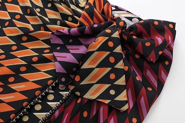 Pikk ülekande ja värvilise mustriga seelik