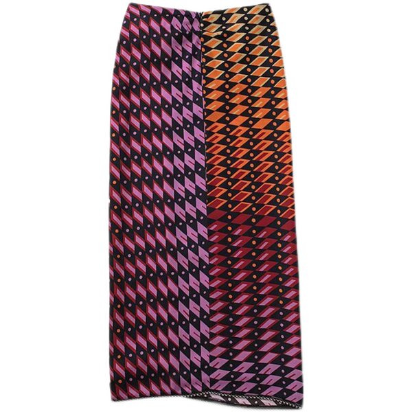 Pikk ülekande ja värvilise mustriga seelik