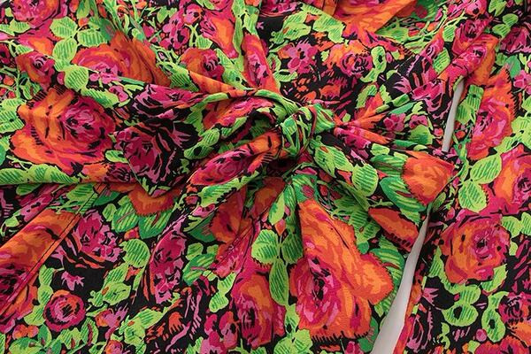 Naiste lilleline kleit pikkade varrukate ja V-kaelusega