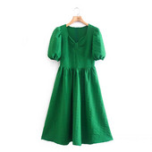 Moodne lühikeste varrukatega kleit - lõikega mudel