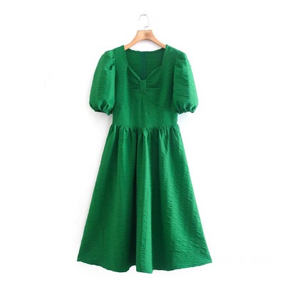 Moodne lühikeste varrukatega kleit - lõikega mudel