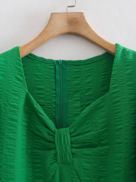 Moodne lühikeste varrukatega kleit - lõikega mudel