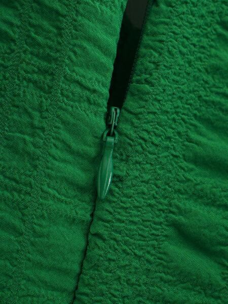 Moodne lühikeste varrukatega kleit - lõikega mudel