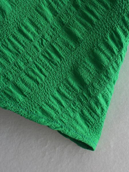 Moodne lühikeste varrukatega kleit - lõikega mudel