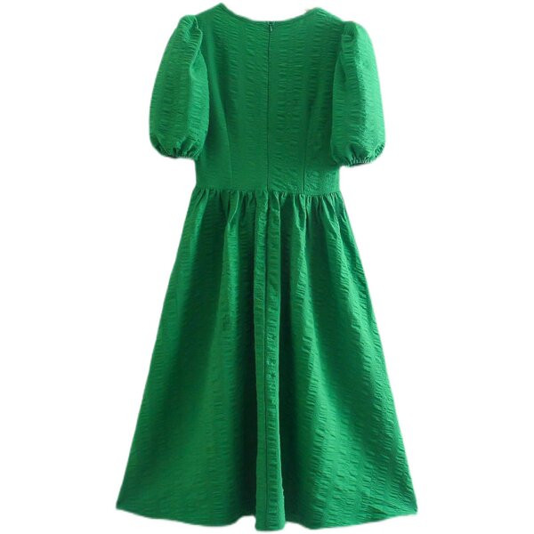 Moodne lühikeste varrukatega kleit - lõikega mudel