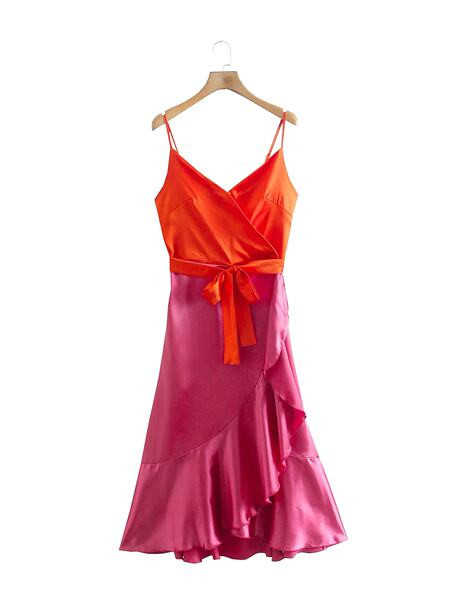 Peenikeste rihmade ja spitsikaelusega naiste suvekleit