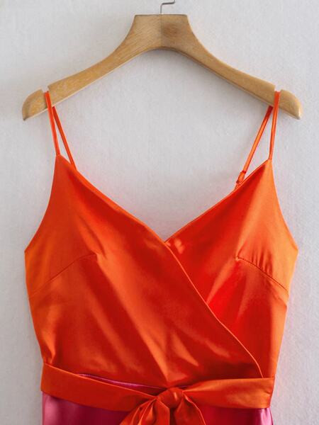 Peenikeste rihmade ja spitsikaelusega naiste suvekleit