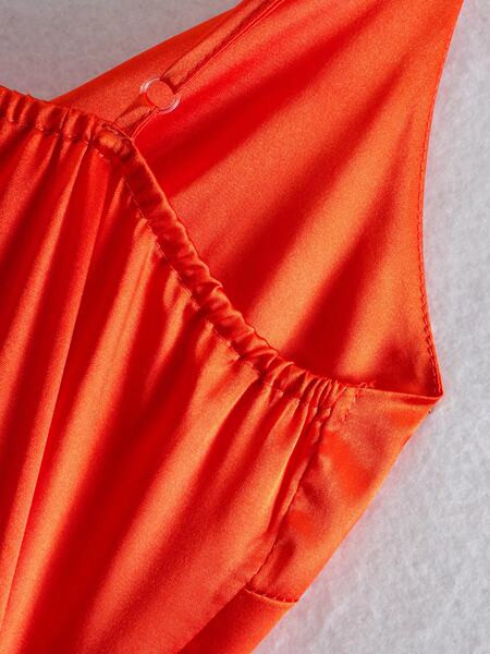 Peenikeste rihmade ja spitsikaelusega naiste suvekleit