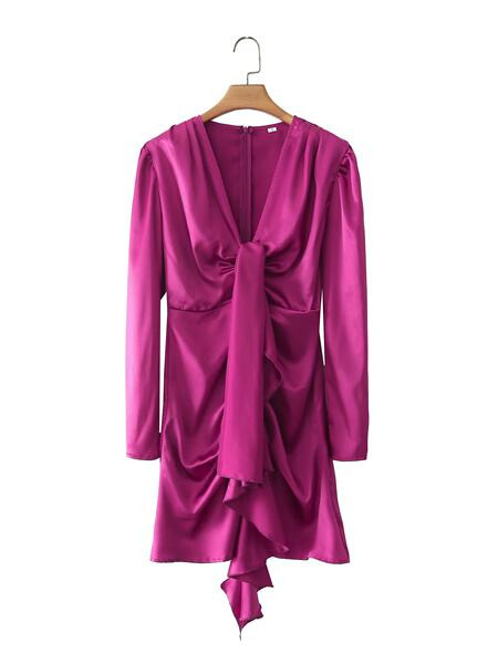 Naiste kaasaegne pikkade varrukate ja spitsikaelusega kleit