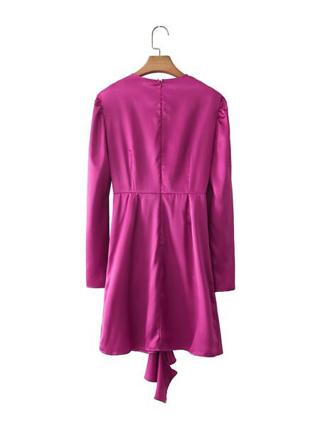 Naiste kaasaegne pikkade varrukate ja spitsikaelusega kleit