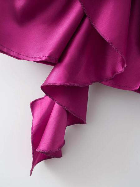 Naiste kaasaegne pikkade varrukate ja spitsikaelusega kleit