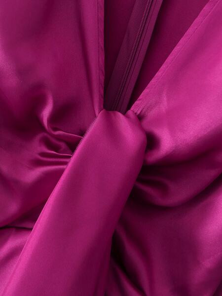 Naiste kaasaegne pikkade varrukate ja spitsikaelusega kleit