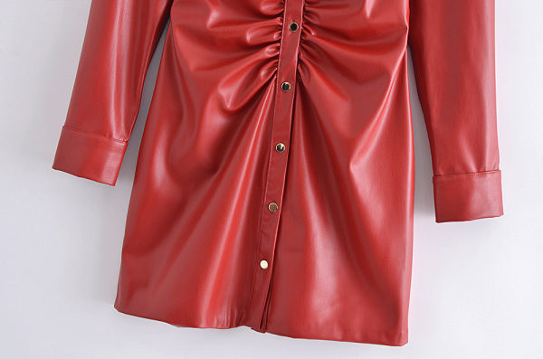 Naiste punaste nööpidega nahast kleit