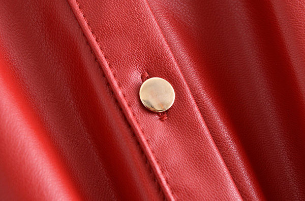 Naiste punaste nööpidega nahast kleit