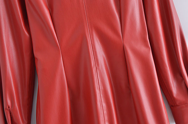 Naiste punaste nööpidega nahast kleit