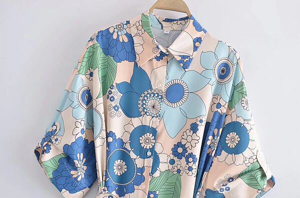 Naiste värviline kleit nööpide ja klassikalise kraega