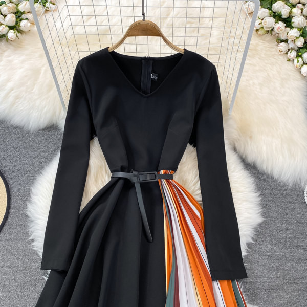 Moodne kevadkleit vöö ja väljalõike alläärega