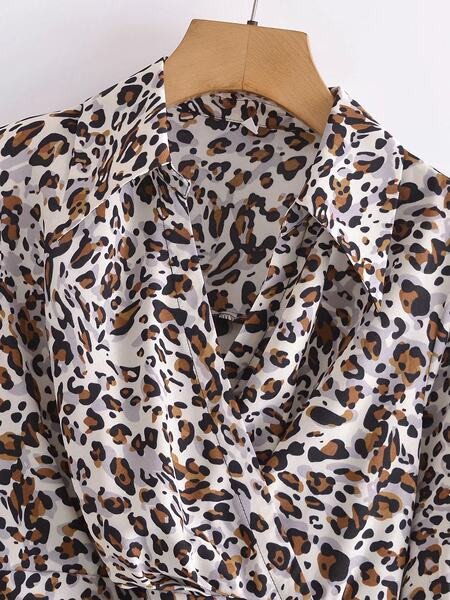 Loomade trükise ja spitsikaelusega naiste kleit