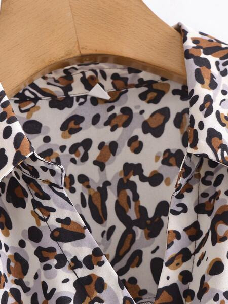 Loomade trükise ja spitsikaelusega naiste kleit