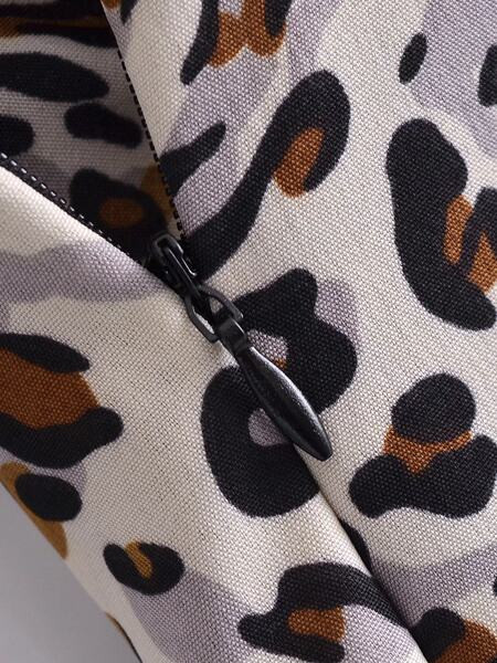 Loomade trükise ja spitsikaelusega naiste kleit