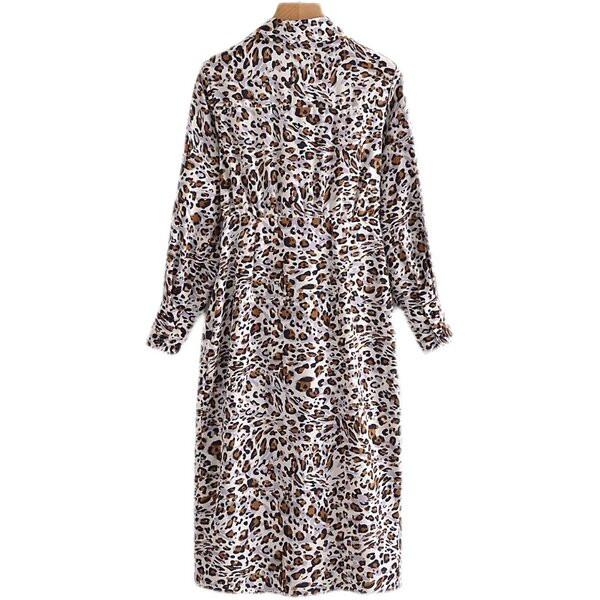 Loomade trükise ja spitsikaelusega naiste kleit