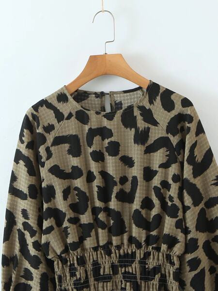 Rochie lunga moderna cu imprimeu animal si decolteu oval