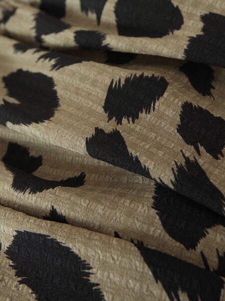 Rochie lunga moderna cu imprimeu animal si decolteu oval