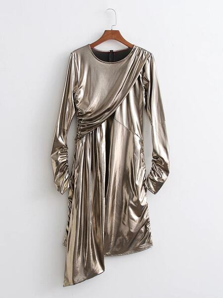 Naiste kleit ovaalse kaelusega ja lukuga