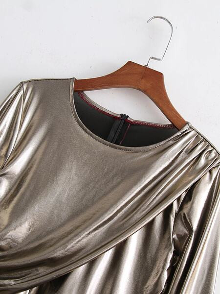 Naiste kleit ovaalse kaelusega ja lukuga