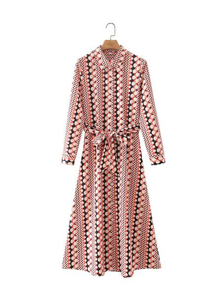 Klassikalise krae ja vöökoha lipsudega naiste kleit