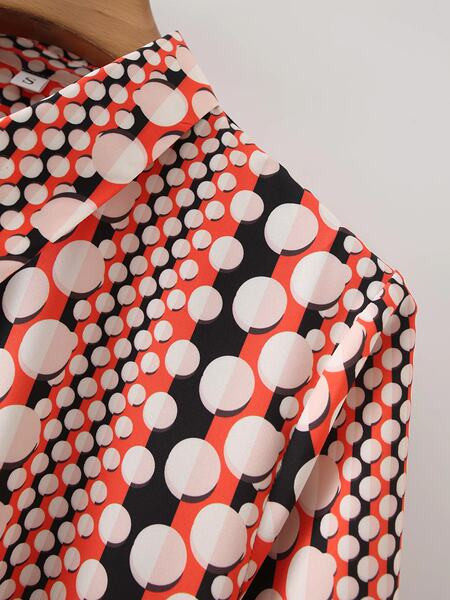 Klassikalise krae ja vöökoha lipsudega naiste kleit