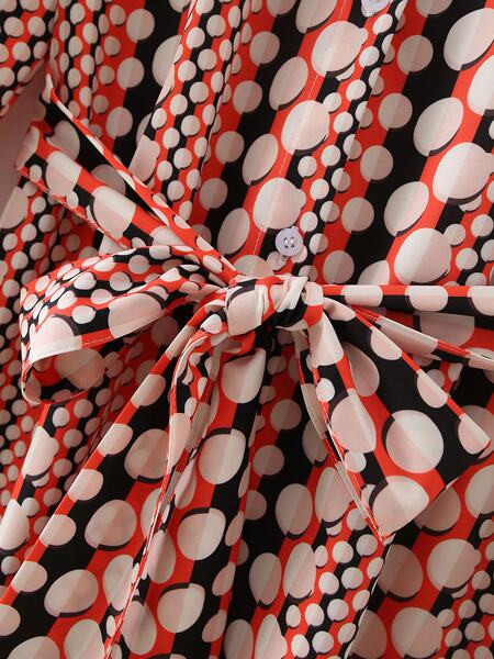 Klassikalise krae ja vöökoha lipsudega naiste kleit